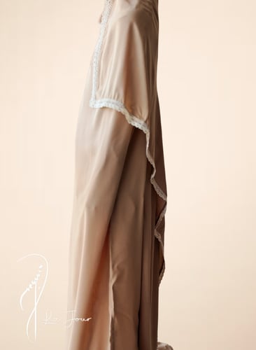 شرشف صلاة مربع مثل الملاية اللف بيج غامق