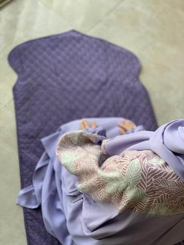 226003 شرشف صلاة رسم باتيك لف موف و الطرحة مثبتة .