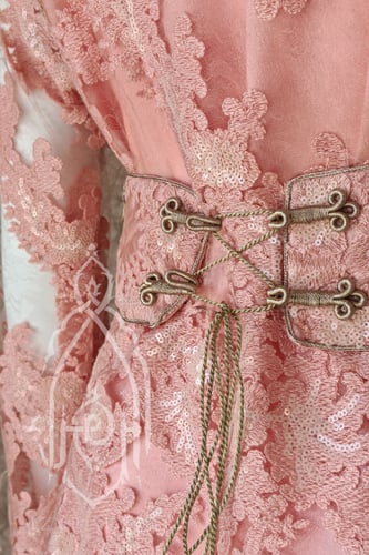 قفطان أورغانزا خربزي مطرز مع حزام