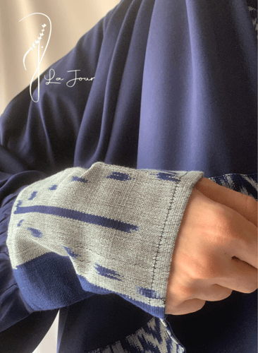 شرشف صلاة سحاب ازرق غامق كحلي و الطرحة مثبتة.