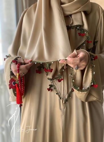 شرشف صلاة سستة بيج على زيتي بالكروشيه كرز احمر