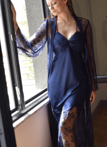 قميص نوم وروب كحلي حرير و دانتيل