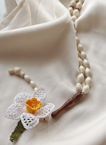 سبحة 33 عظم مزينة بالكروشيه أبيض