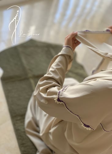 شرشف صلاة سحاب بيج مزين بالكروشي يدوي و الطرحة منف...