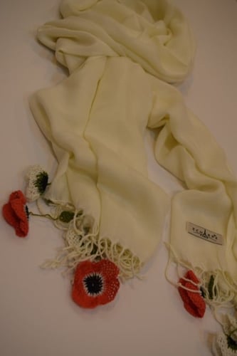 طرحة بيضاء بالكروشيه اويا التركي ورد ابيض و احمر