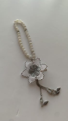 سبحة 33 عقيق ابيض مزينة بوردة أويا كروشيه