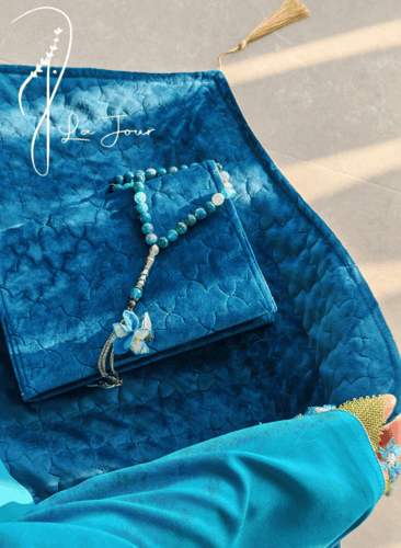 شرشف صلاة لف أزرق مزين بأويا يدوي اخضر و ازرق من ل...