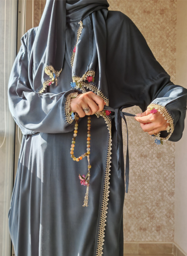 شرشف صلاة لف زيتي على رمادي بالكروشيه و الورد المل...