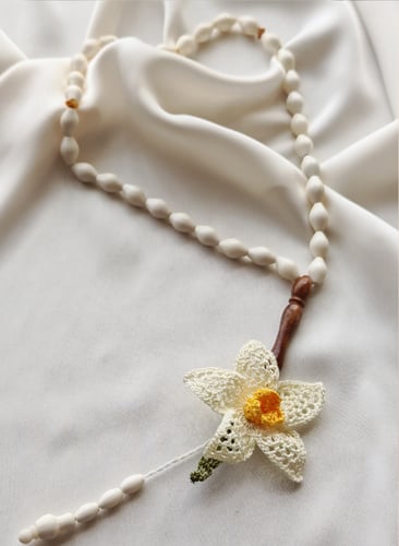 سبحة 33 عظم مزينة بالكروشيه الورد اوف وايت اصفر