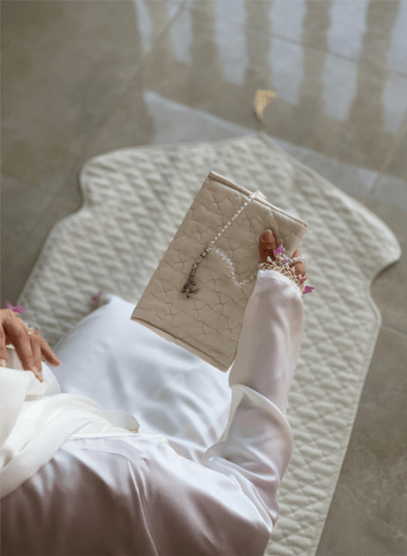 شرشف صلاة أوف وايت مزين بالكروشيه الوردي و السكري