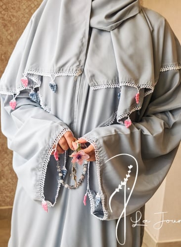 شرشف صلاة سستة ازرق على اخضر باستال مزين بالكروشيه...