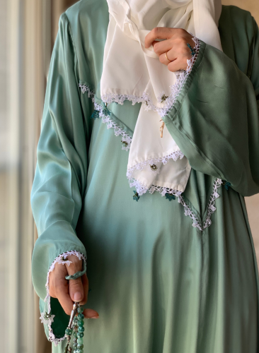 شرشف صلاة سستة أخضر مزين بالكروشيه و الورد الاويا