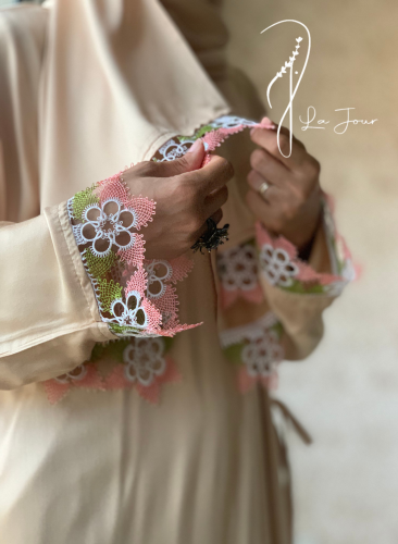 شرشف صلاة بيج ستان اويا لف و الطرحة مثبتة.