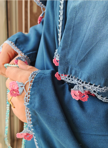 شرشف صلاة لف ازرق بترولي مزين بالكروشيه وردي يدوي...