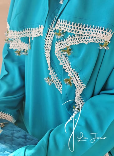 شرشف صلاة لف ازرق بالكروشيه و الورد الاويا فاخر