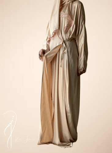 شرشف صلاة لف بيج ستان اويا وردي و الطرحة مثبتة.