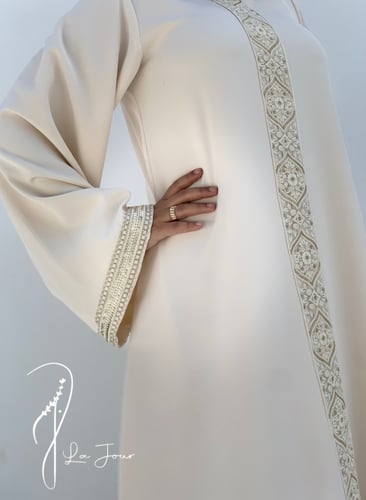 ثوب كم بيج بتطريز ذهبي قصب فاخر