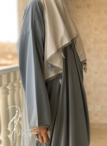 جلابية صلاة لف رصاصي على أزرق مزين بالكروشيه عناقي...