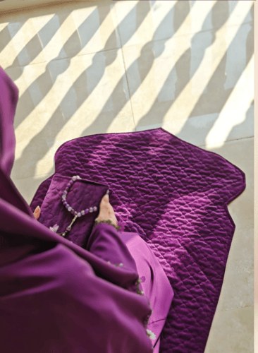 شرشف صلاة لف موف غامق مزين بالورد الاويا موف و ابي...