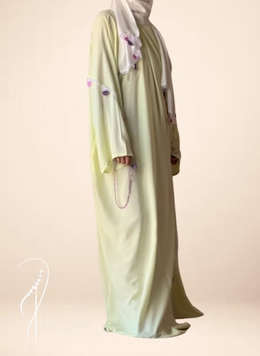 شرشف صلاة أصفر مزين بالكروشيه الوردي و الموف