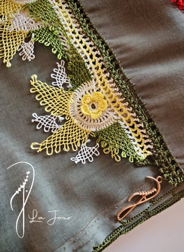 طرح زيتي غامق بوال مزينة بأويا يدوي فاخر تركي