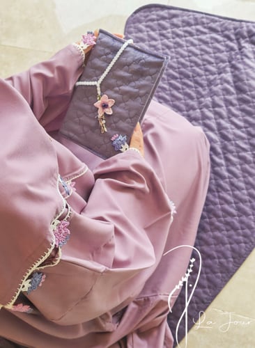 شرشف صلاة قطن سستة موف غامق مزين بالكروشيه من لاجو...