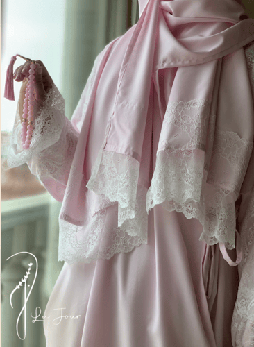 شرشف مرد لف وردي فاتح دانتيل ابيض