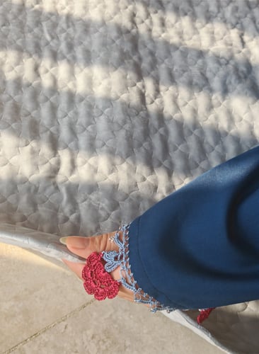 شرشف صلاة سستة ازرق غامق مزين بالكروشيه احمر من لا...