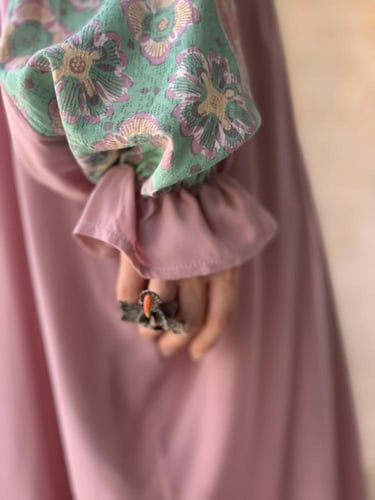 224012 شرشف صلاة رسم باتيك لف بصلي واخضر و الطرحة...