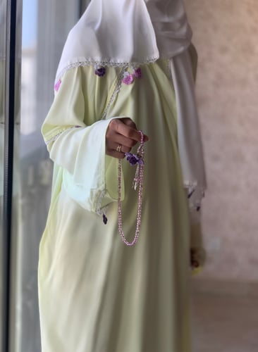 شرشف صلاة أصفر مزين بالكروشيه الوردي و الموف