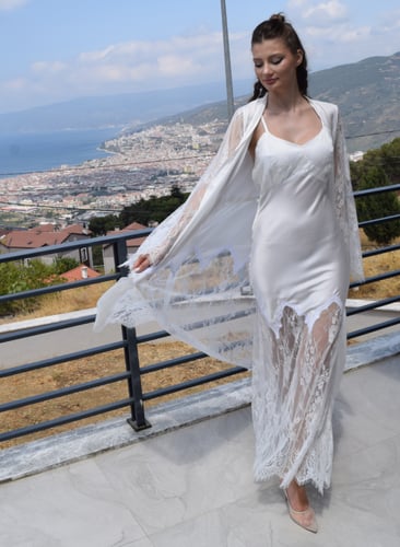 قميص نوم وروب ابيض حرير و دانتيل