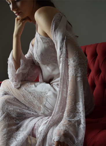 قميص نوم وروب وردي باستيل حرير و دانتيل