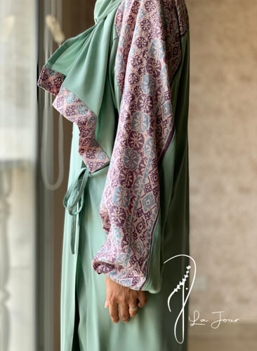 شرشف صلاة رسم باتيك لف اخضر و بنفسجي و الطرحة مثبت...