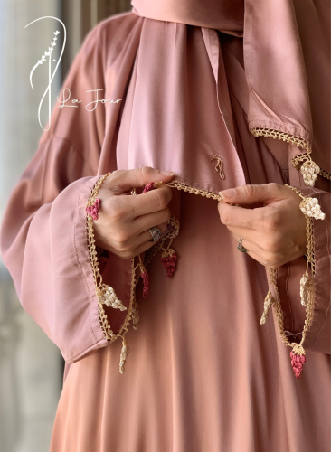 شرشف صلاة لف وردي على بني كروشيه يدوي و الطرحة منف...