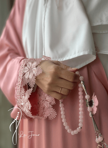 شرشف صلاة بصلي وردي لف مزين بالأويا