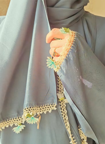 شرشف صلاة لف زيتي على رمادي بالكروشيه و ورد اويا خ...