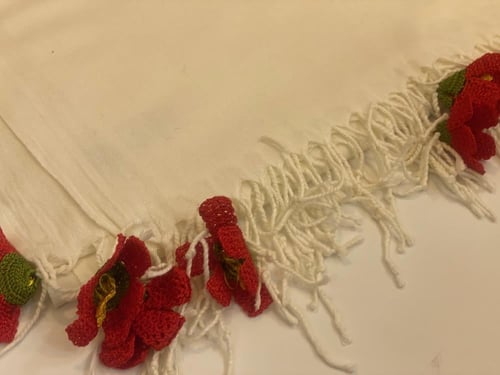 طرحة بكروشيه اويا تركي ابيض اوف وايت ورد احمر