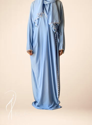 شرشف صلاة سماوي ازرق اويا ورد و الطرحة متصلة .