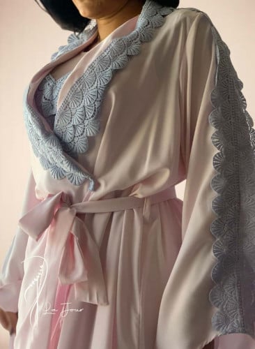 قميص نوم وروب وردي مزين بالجبير الازرق