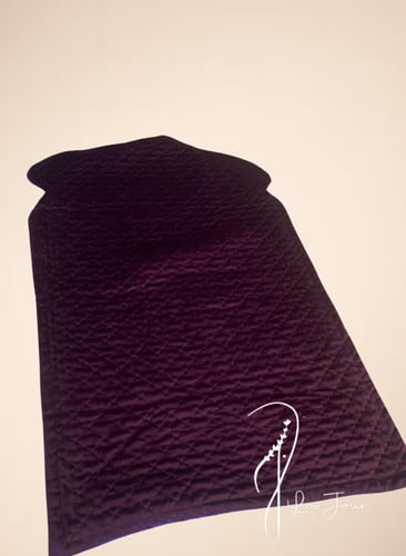 سجادة بنفسجي على احمر قطيفة