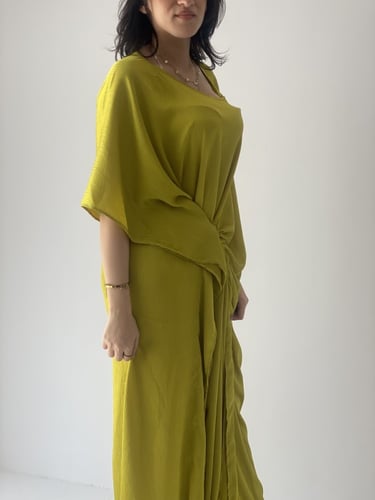 فستان حرير اخضر درابيه فري سايز يلبس بعدة طرق طوبي