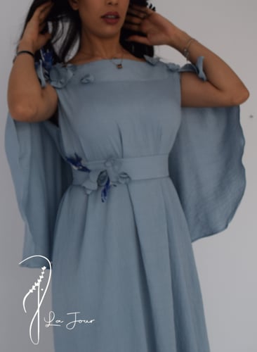 جلابية فاخرة اوف شولدر فراشات بارزة وكاب ازرق