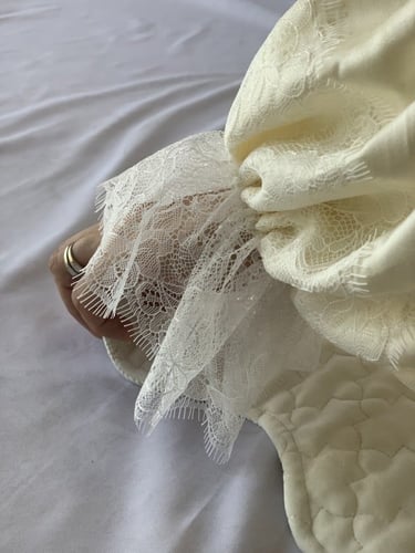 شرشف صلاة دانتيل سكري سحاب و الطرحة مثبتة.