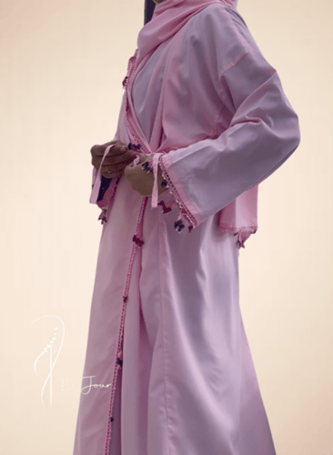 شرشف كروشيه وردي و الطرحة مثبتة .