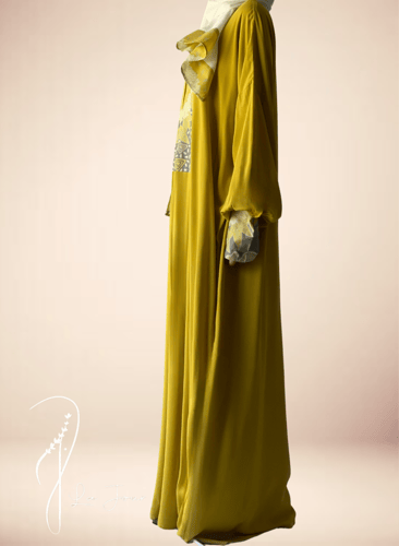 شرشف صلاة باتيك سستة اصفر مسترد و الطرحة مثبتة.