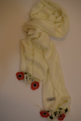 طرحة بيضاء بالكروشيه اويا التركي ورد ابيض و احمر