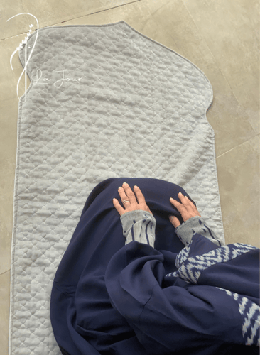 شرشف صلاة سحاب ازرق غامق كحلي و الطرحة مثبتة.