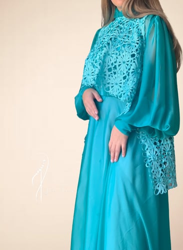 فستان تفني مع قطعة مشغولة