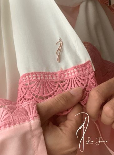 شرشف صلاة لف جبير وردي و الطرحة مثبتة .