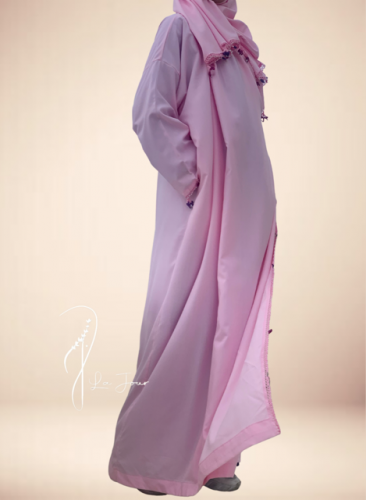 شرشف كروشيه وردي و الطرحة مثبتة .